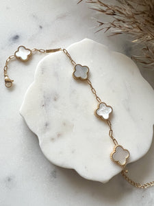 Dainty Nacre Clover Bracelet
