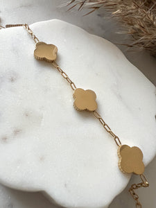 Dainty Nacre Clover Bracelet